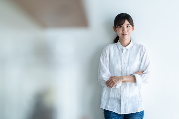 一个穿着白衬衫的日本女人的肖像图片下载