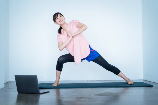 日本妇女在家训练图片下载