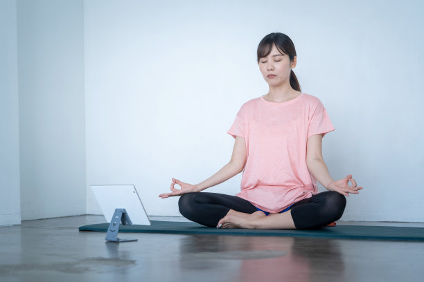 日本妇女在家训练图片下载