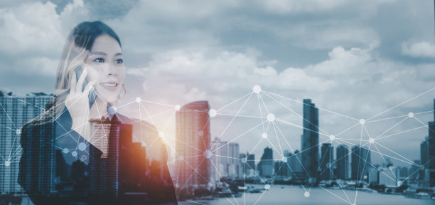 女商人打电话与网络图形和城市背景，未来的电信概念图片下载