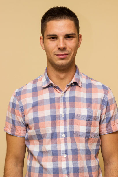 肖像英俊的年轻人在休闲衬衫图片下载