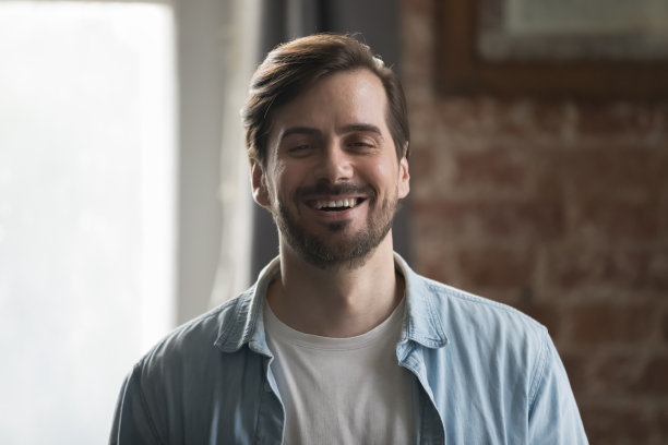 快乐自信的男人穿着休闲牛仔衬衫看着镜头图片下载