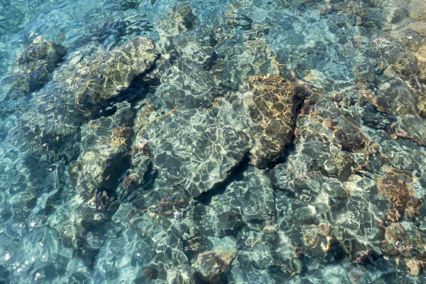 海蓝宝石海水和水下的岩石图片下载