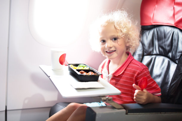 孩子在飞机。孩子们飞翔。孩子飞行餐图片下载