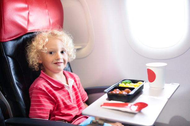 孩子在飞机。孩子们飞翔。孩子飞行餐图片下载