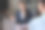 夫妇们会咨询代表来制定保险合同图片下载