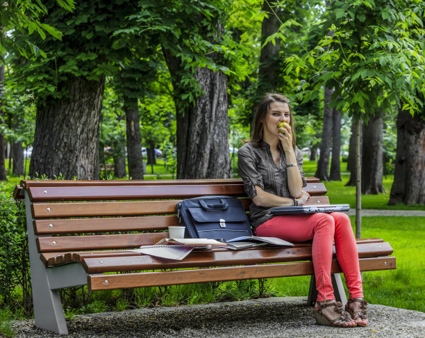 在公园里学习的年轻女子图片下载
