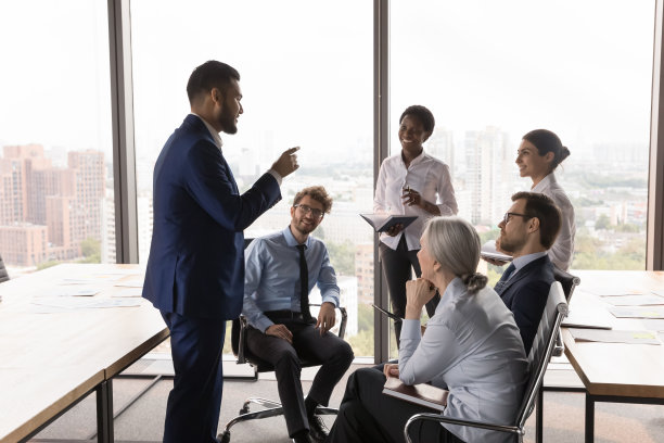 年轻的执行人员，项目负责人与经理们开会，发言图片下载