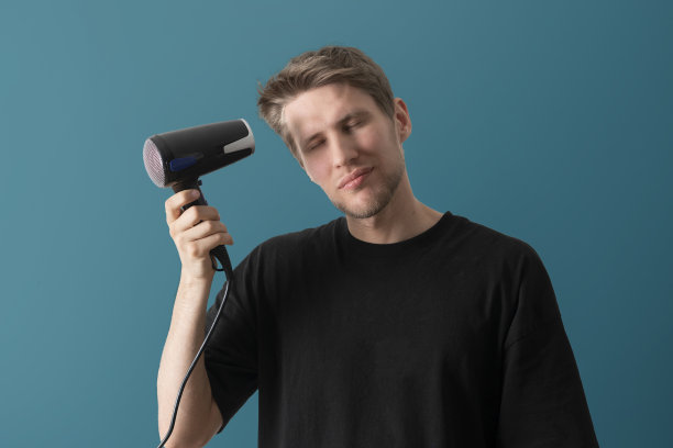 年轻人每天早上都用吹风机图片下载