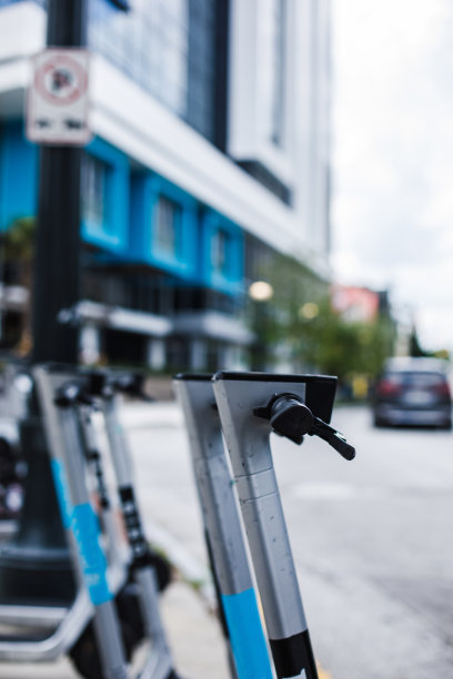 剪下的镜头，出租的电动摩托车留在城市的街道上图片下载