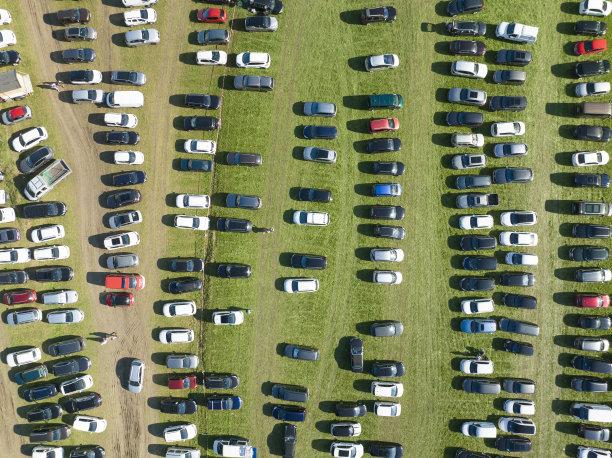 停车，鸟瞰，无人机拍摄图片下载