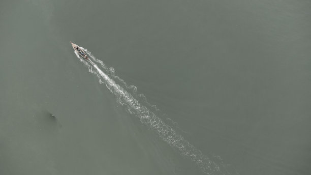 无人机拍摄的泰国传统长尾渔船在海上航行的鸟瞰图。海洋中快速移动的渔船的俯视图。图片下载