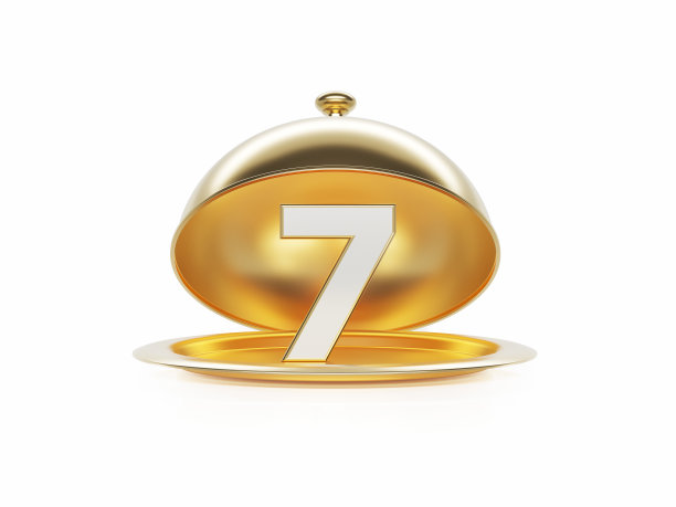 7号坐在白色背景的金盘里图片下载