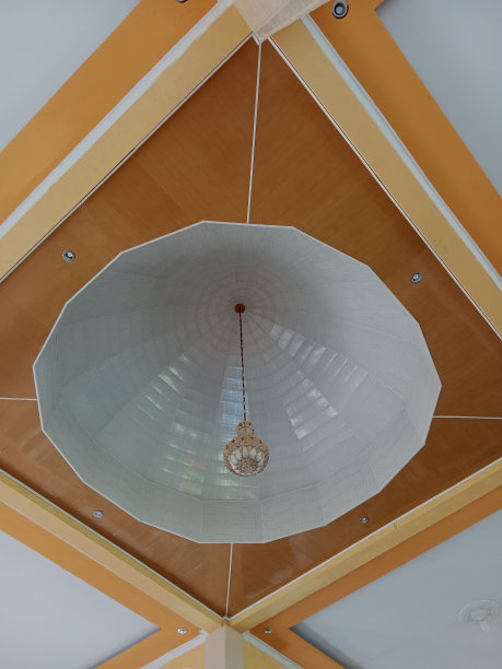 建筑的天花板上挂着白色背景的灯图片下载