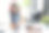 亚洲妇女戴着眼镜，用手机和耳机，笔记本电脑和笔记本电脑，桌上有一杯咖啡图片下载