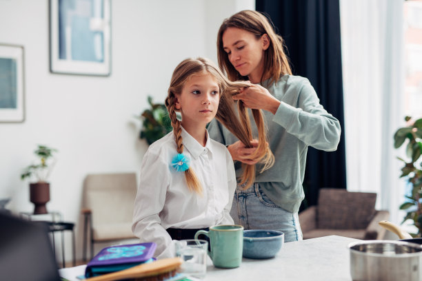 母亲在上学前用早餐为女儿编辫子图片下载