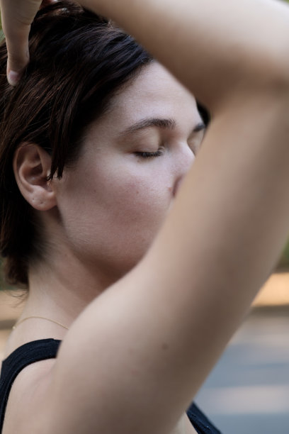 肖像放松瑜伽妇女摆姿势与她的眼睛闭着。图片下载