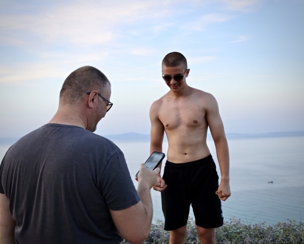 父亲给儿子拍了一张照片图片下载