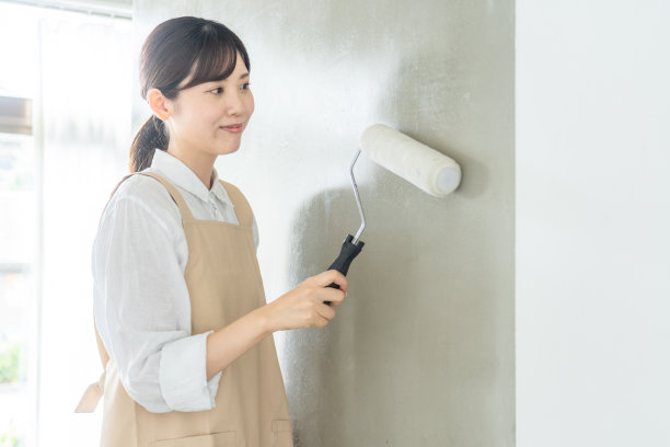 在房间里刷墙的女人图片下载