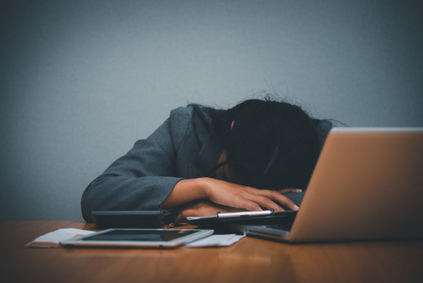 压力很大的女商人，在工作压力和过度工作中感到沮丧和不安。成年亚洲女性在笔记本电脑上工作，感到疲劳和头痛。压力和挫折的概念。图片下载