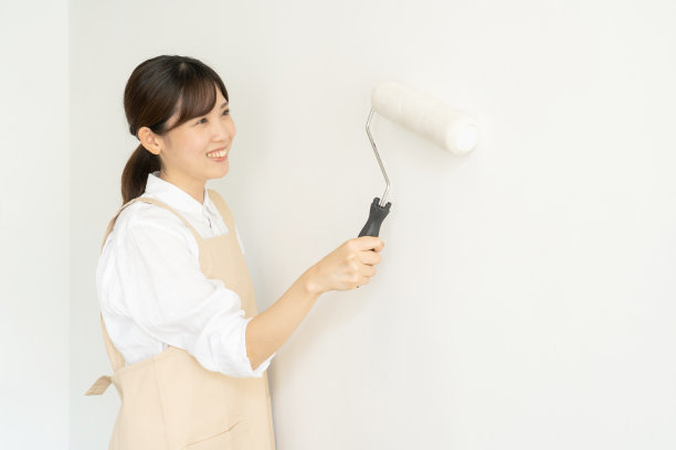 在房间里刷墙的女人图片下载