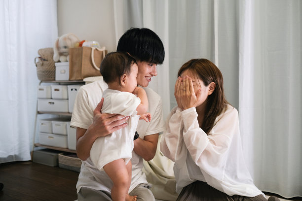 妈妈和宝宝玩躲猫猫图片下载