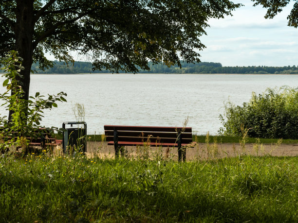 湖前公园的空长凳图片下载