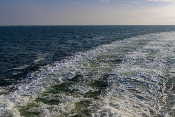 在一艘反射着阳光的船后醒来图片下载