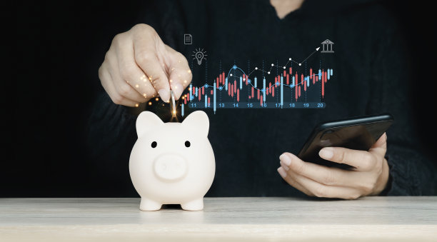 把硬币放在存钱罐里，为未来的支出存钱，账户投资和智能手机，策略买卖，股票市场，业务增长，进步或成功。为未来存钱的概念图片下载