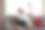 微笑的年轻女子自拍和使用笔记本电脑在家里图片下载