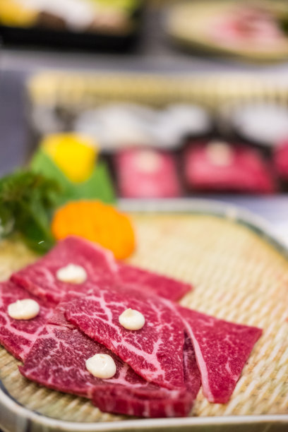 盘大理石质地的新鲜生牛肉。图片下载