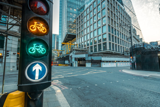 在市中心为骑自行车的人提供琥珀色到绿色的绿灯图片下载