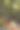 苹果汁放在花园里的木桌上，桌子周围都是苹果。农夫拿着一个罐子，把苹果园里的新鲜果汁倒进玻璃杯里。把苹果汁倒进玻璃杯里图片下载