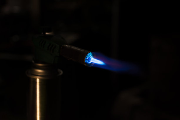 点燃的煤气炉在一个黑暗的背景图片下载