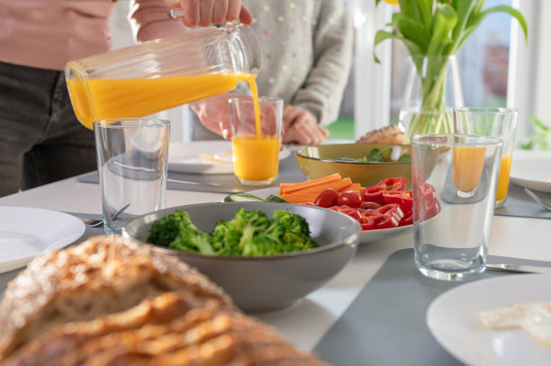 一个女人早上在家里提供早餐的特写照片图片下载