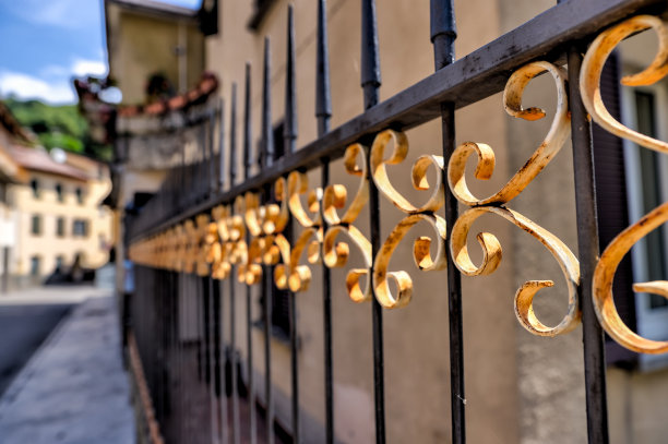 意大利科莫湖周围的锻铁围栏图片下载