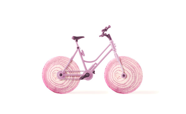 自行车的轮子由孤立的白色背景上的红洋葱片制成。送餐的抽象概念最少。创意厨房的想法。健康的生紫色蔬菜富含类黄酮和纤维。图片下载