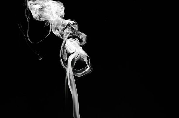 抽象碎片运动的白色烟雾在黑色背景。图片下载