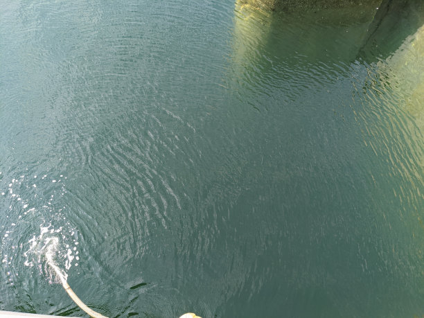 从俯视图拍摄海面海水反射的纹理和背景照片。图片下载