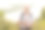 照片中，一位面带微笑的老年妇女身穿一件白色t恤，手里拿着一束草药，背着背包，悠闲地望着相机。副本的空间。图片下载