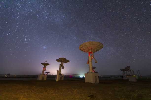 射电望远镜和银河系图片下载
