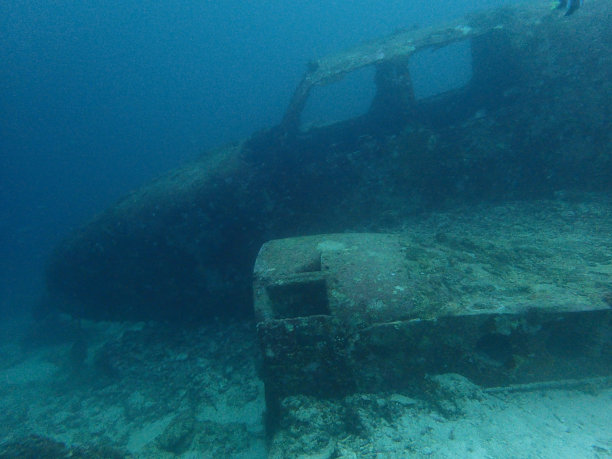 飞机失事在海上图片下载