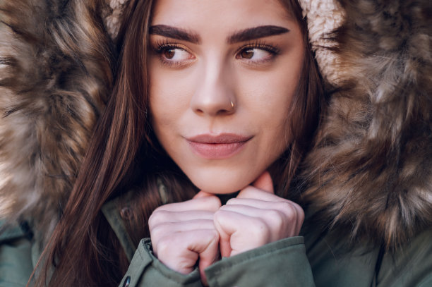 画像一个美丽的时尚的年轻女子在冬季夹克图片下载