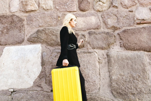 年轻的商务女性带着旅行袋走路图片下载