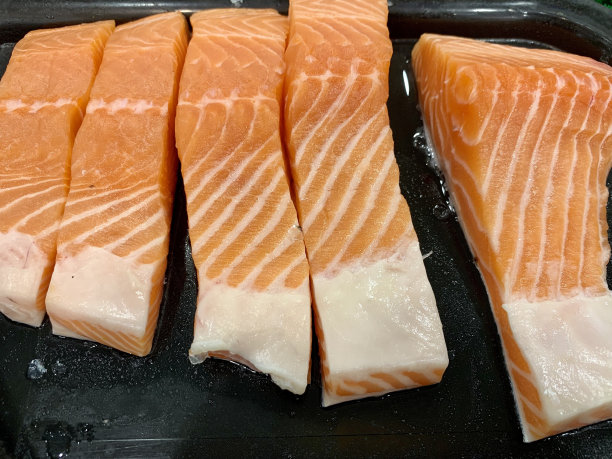 市场上的鲑鱼片图片下载