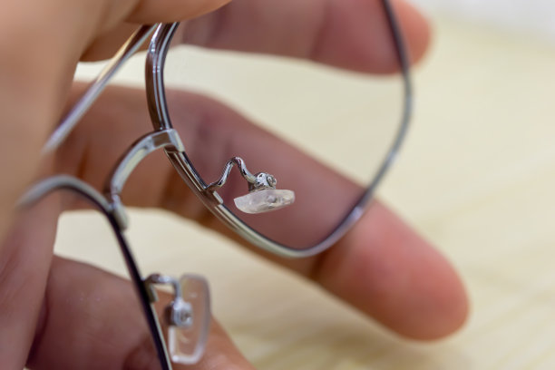 银金属眼镜框架鼻垫图片下载