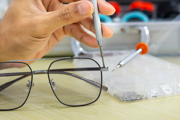 眼镜腿松了，系得很紧。图片下载