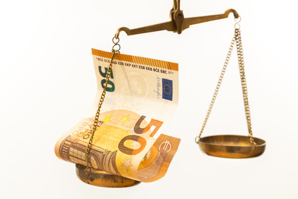50欧元钞票横卧在天平上，欧洲货币价值概念，汇率，欧元区国家的实力和货币价值，白色背景图片下载