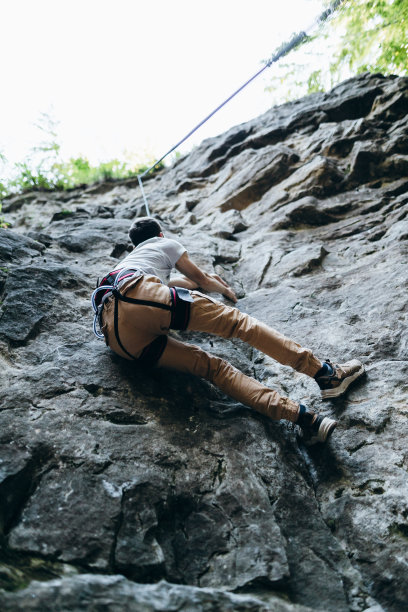 那个在岩石上爬的人图片下载