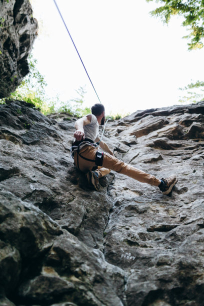 那个在岩石上爬的人图片下载